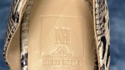 Model O Primeiro 120 Nikki Heels Brand logo